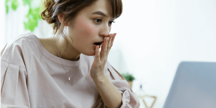 PCを見て驚く女性