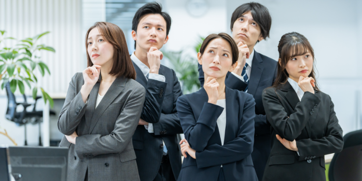 業務効率化について考えるビジネスパーソン