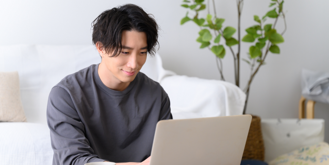 リモートアクセスで仕事をしているテレワーク中の男性