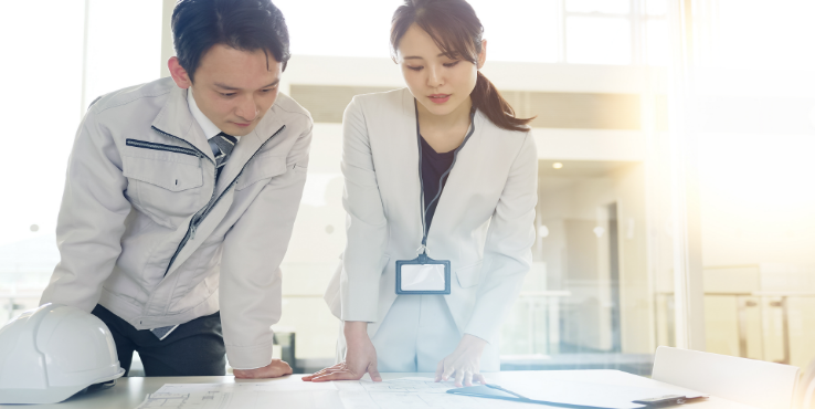 企業防災について話し合うビジネスパーソン