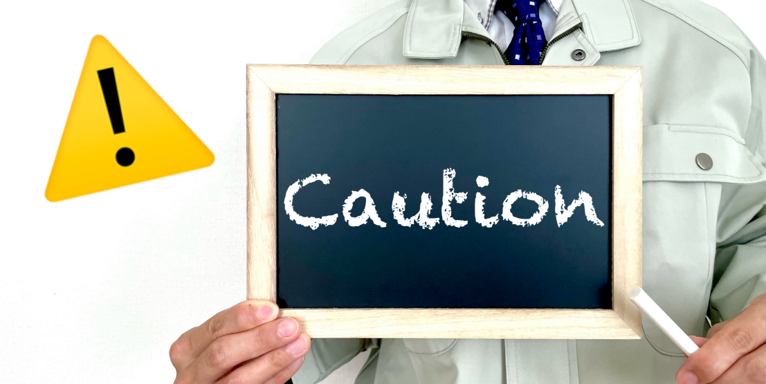 注意点(caution)を示すボードを持った作業員と注意マーク