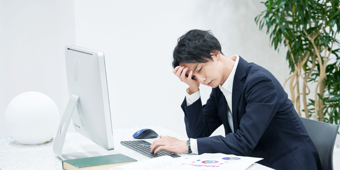 PCがウイルス感染しネットワークセキュリティの重要性を再認識する男性社員