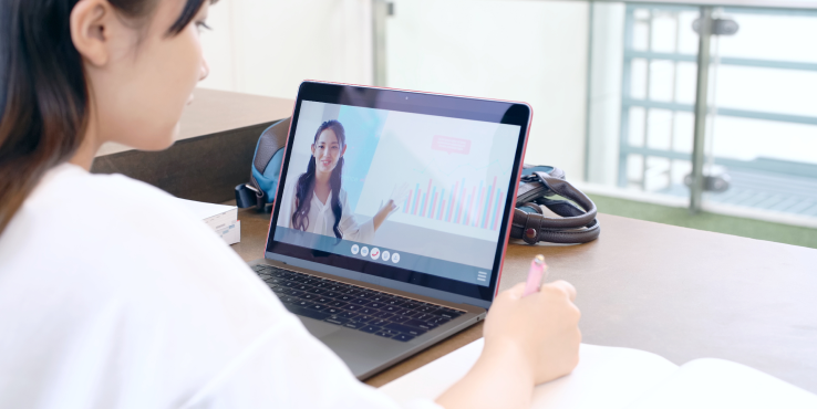 eラーニングで社内教育を受ける女性