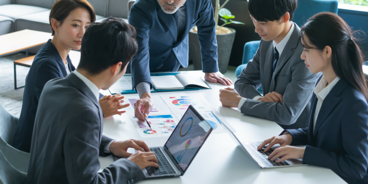 社内研修の計画を立てる従業員