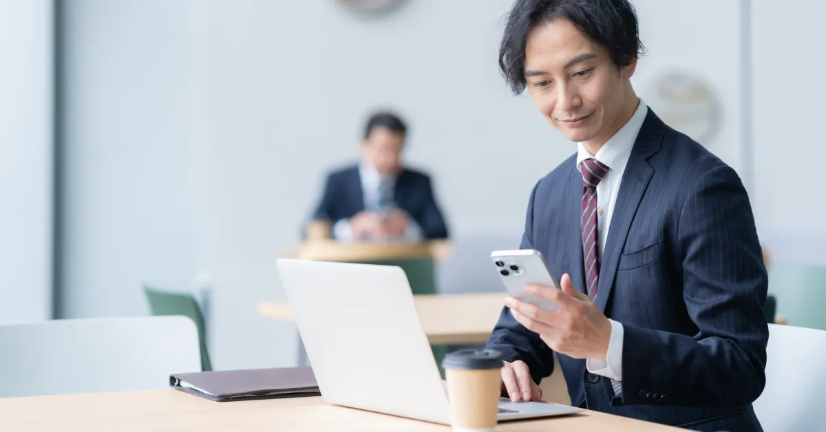 仕事をするビジネスマン