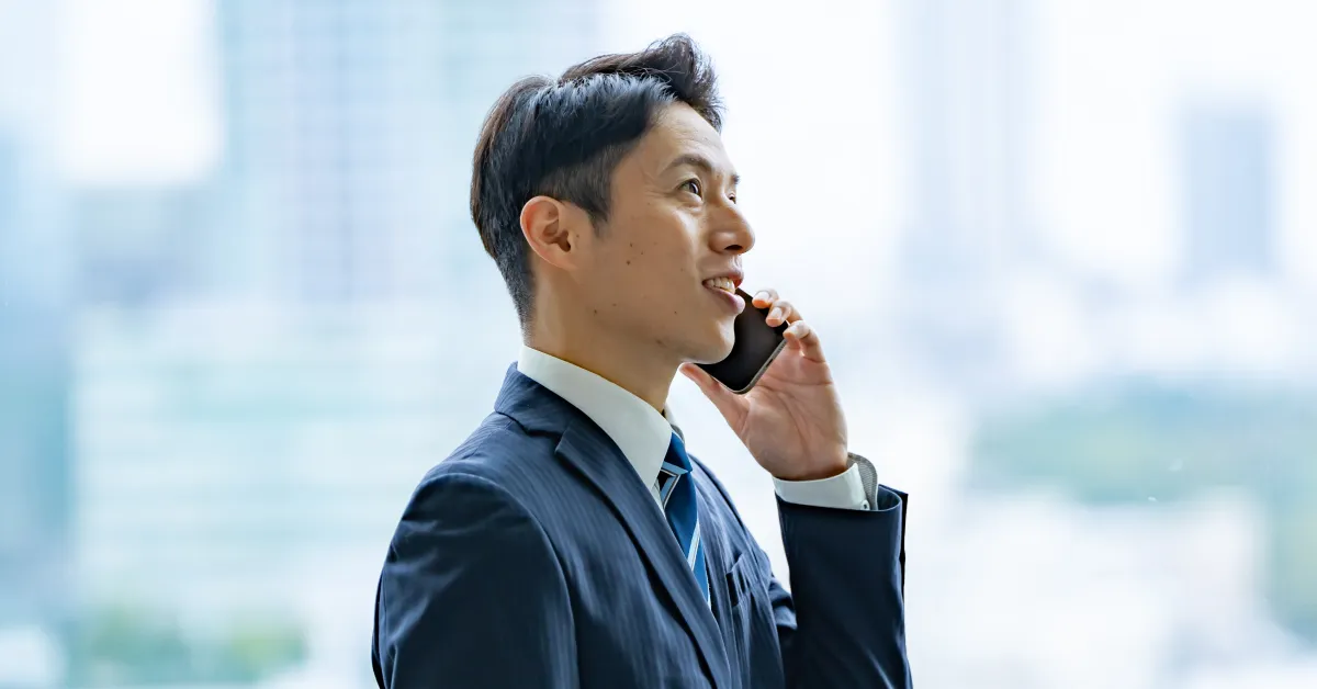 スマホで通話するビジネスマン