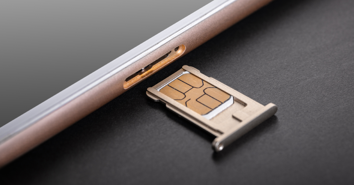 SIMカードがスマホにささっているイメージ画像