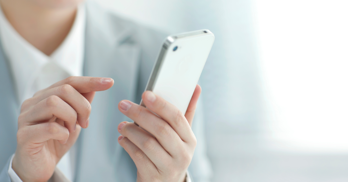 スマホを操作しているイメージ画像