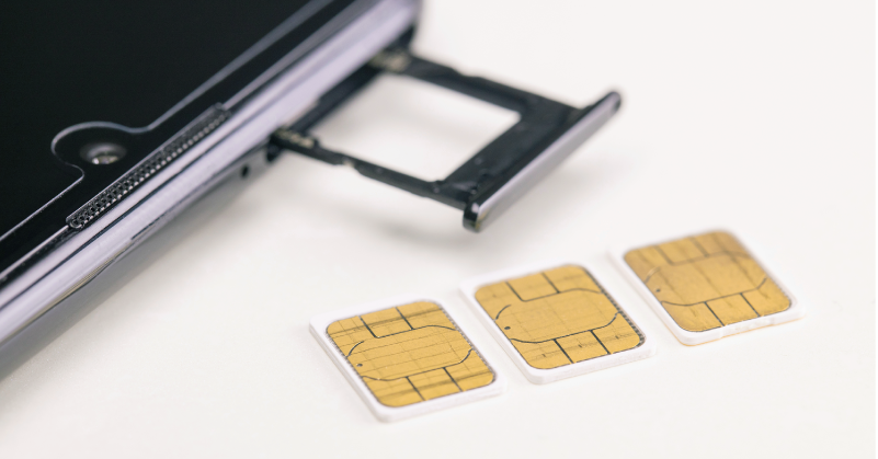 スマホとSIMカードのイメージ画像