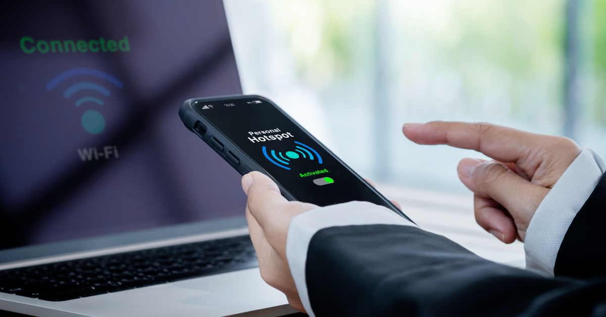 PCに向かってスマホを操作しているイメージ画像