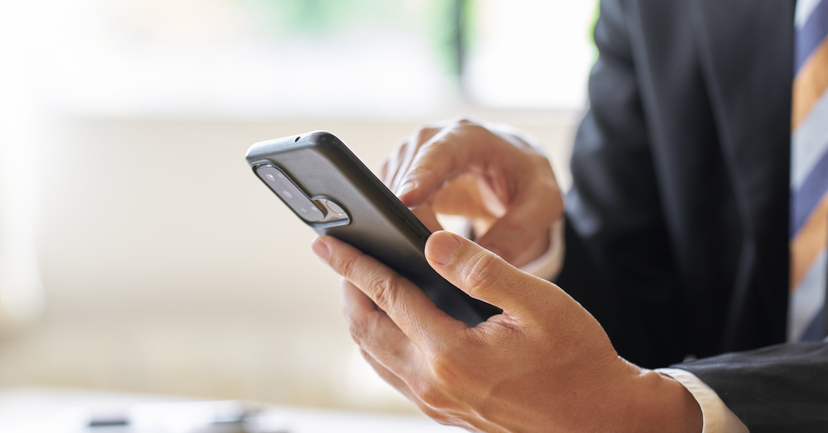 スマホを操作している手元のイメージ画像