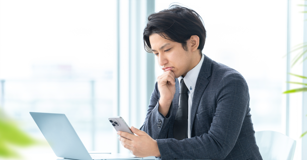 スマホをじっと見つめているのが伝わる写真イメージ画像