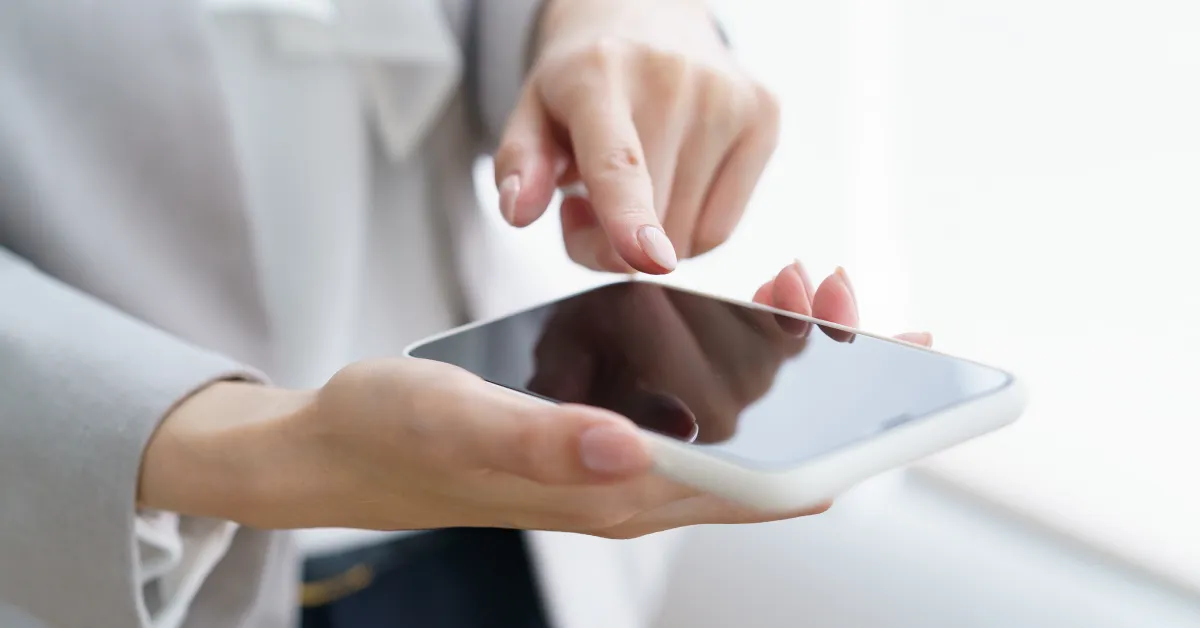 スマホを操作するイメージ画像