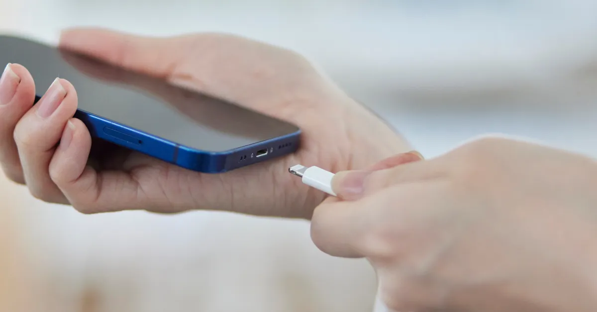 マホから充電ケーブルを抜いているイメージ画像