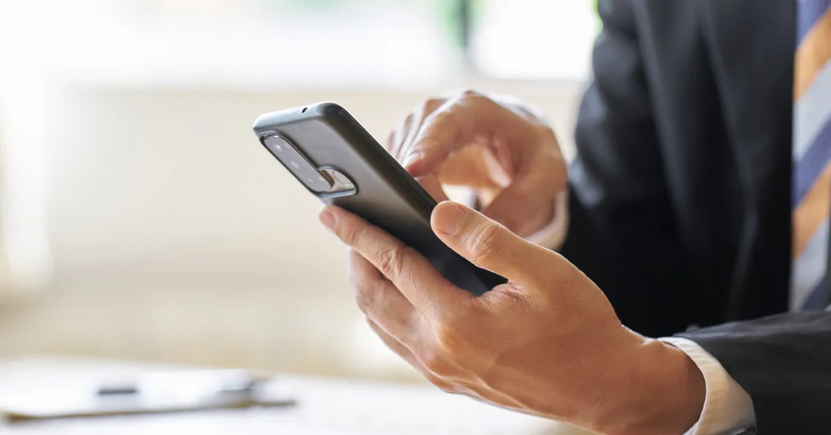 ビジネスマンがスマホを使用しているイメージ