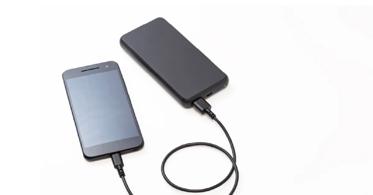 モバイルバッテリーから充電しているイメージ画像