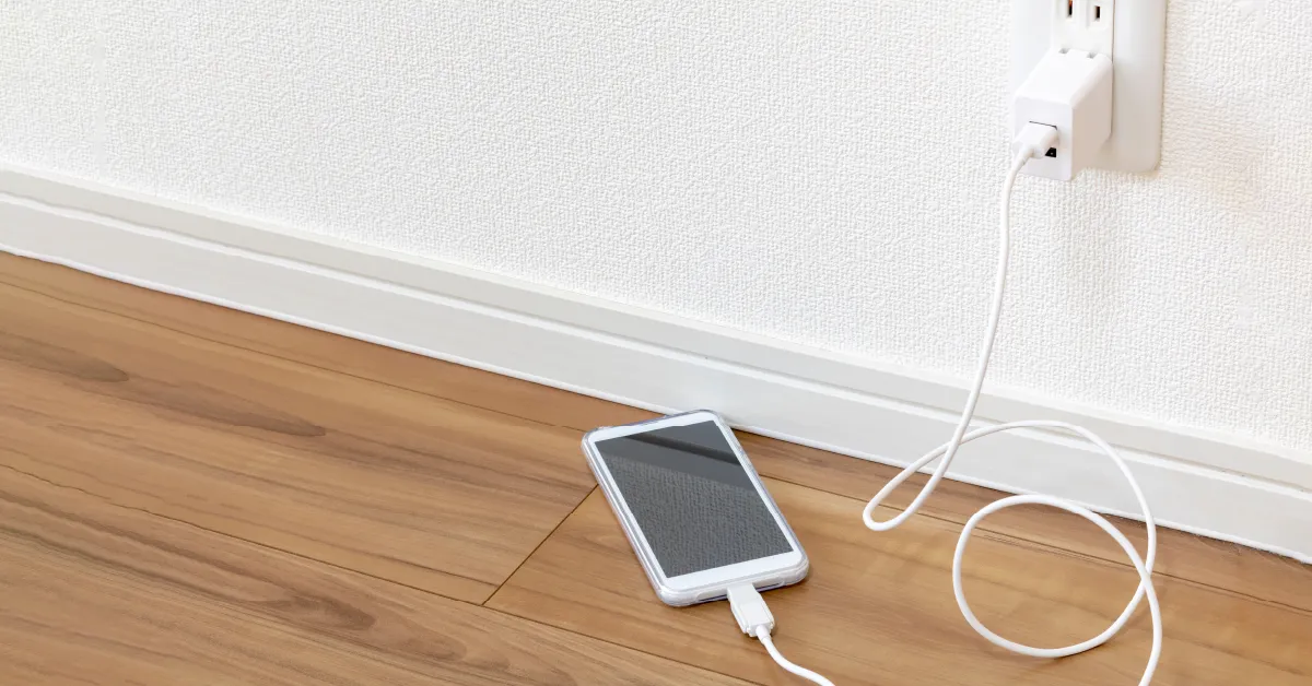 コンセントからAndroidに繋いでいる画面のイメージ画像