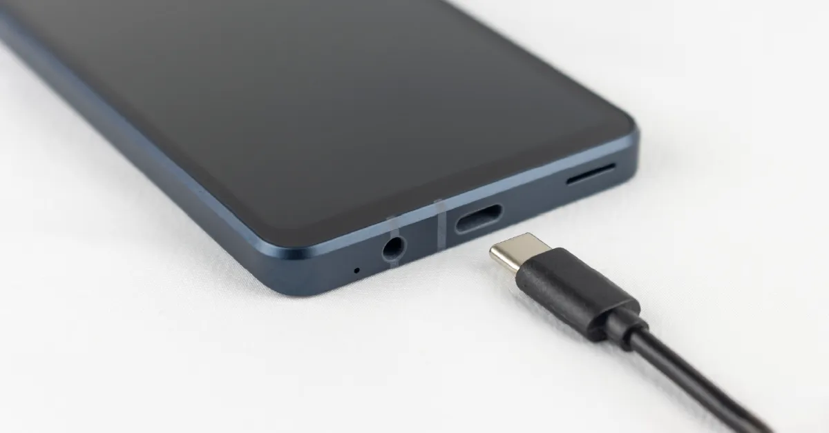 スマホにケーブルがささっていないイメージ画像