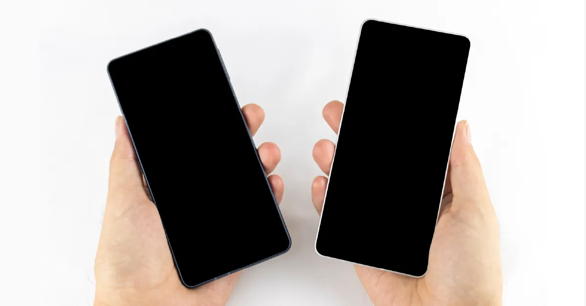 スマホを見比べているイメージ画像