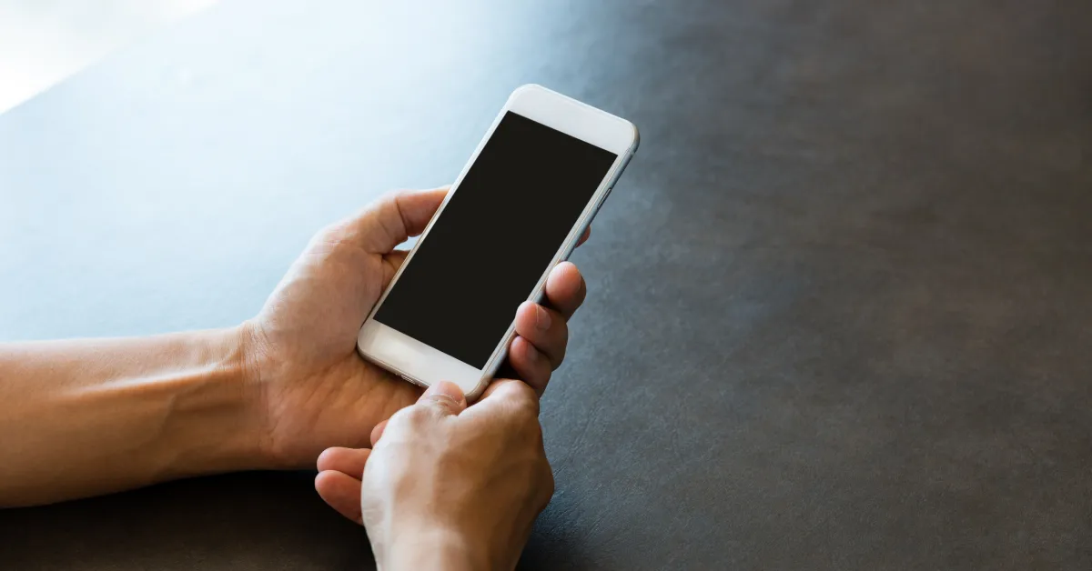 スマホを持つ手元