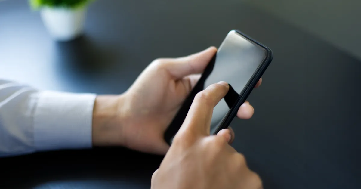 スマホを持つ手元