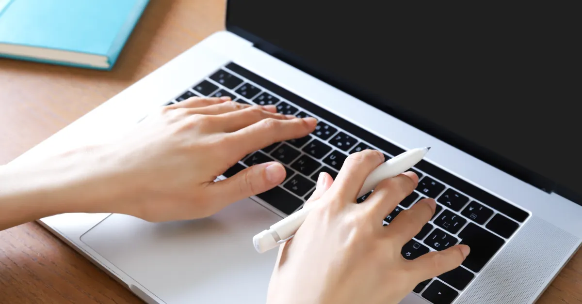 PCを操作する手元