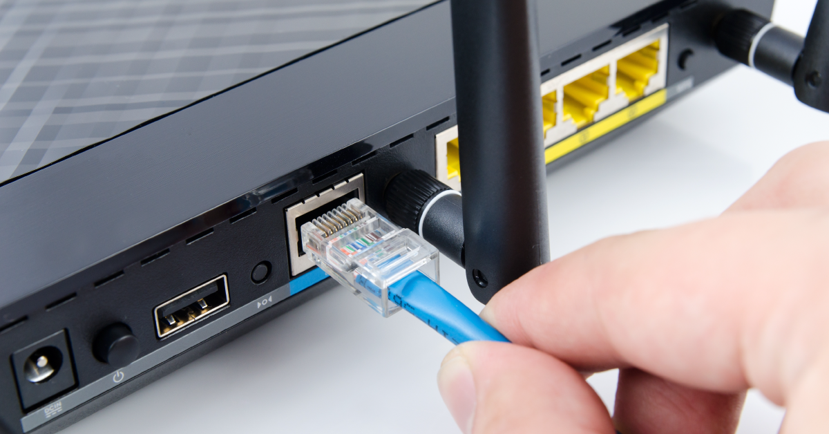 機器にケーブルを指すイメージ画像