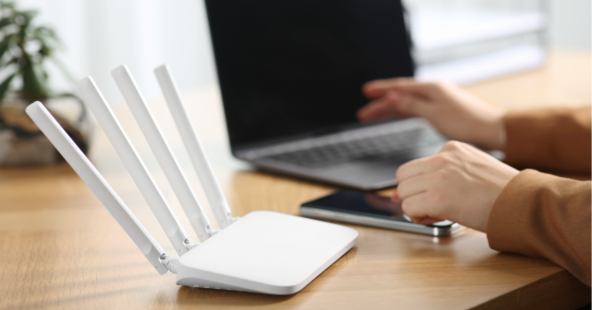 仕事中の風景に機器があるイメージ画像