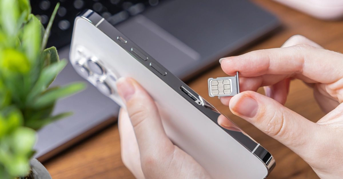 スマホにSIMカードを挿入している画像