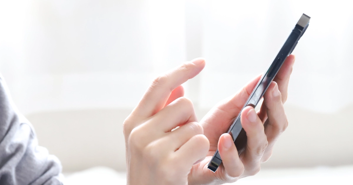 スマホをタップしている画像