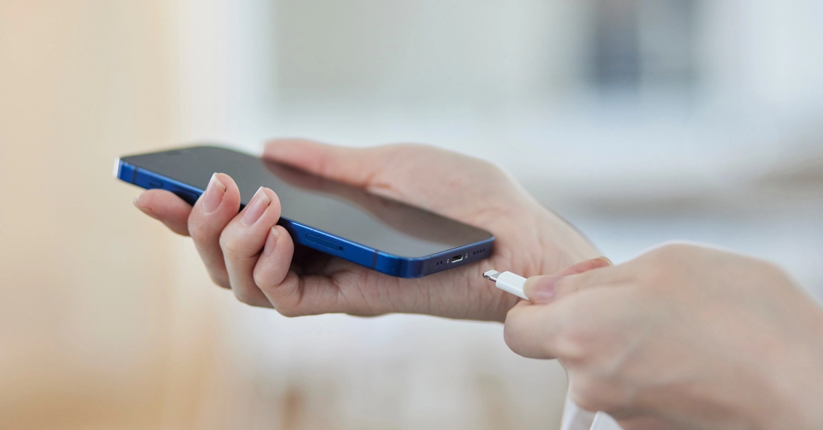 スマホを充電しようとしている画像