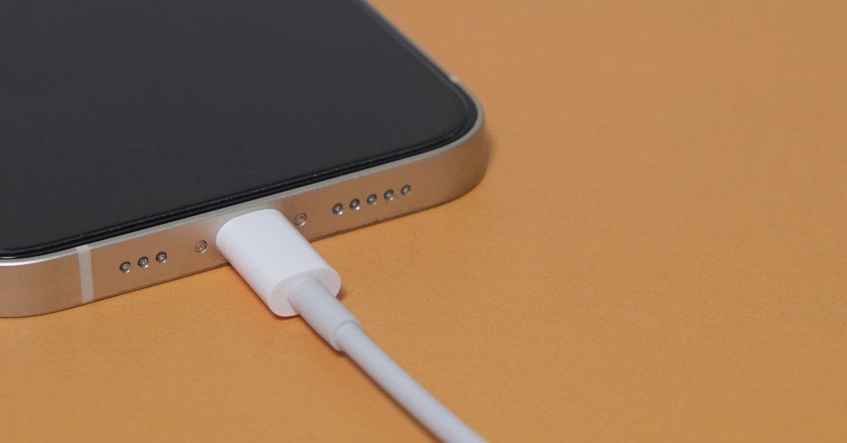 充電中のスマホの画像