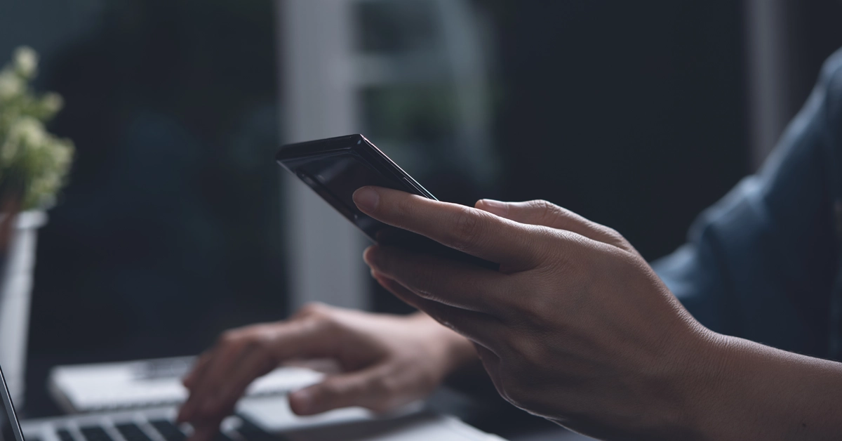 オフィスでスマホを操作している画像
