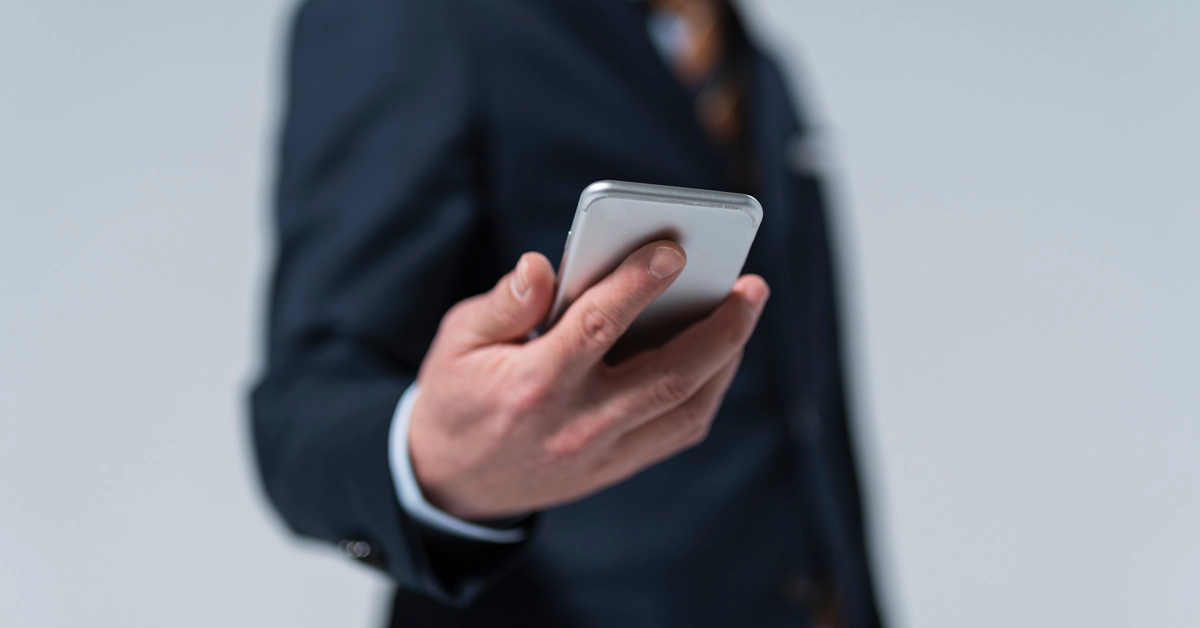 スマホを持っている画像