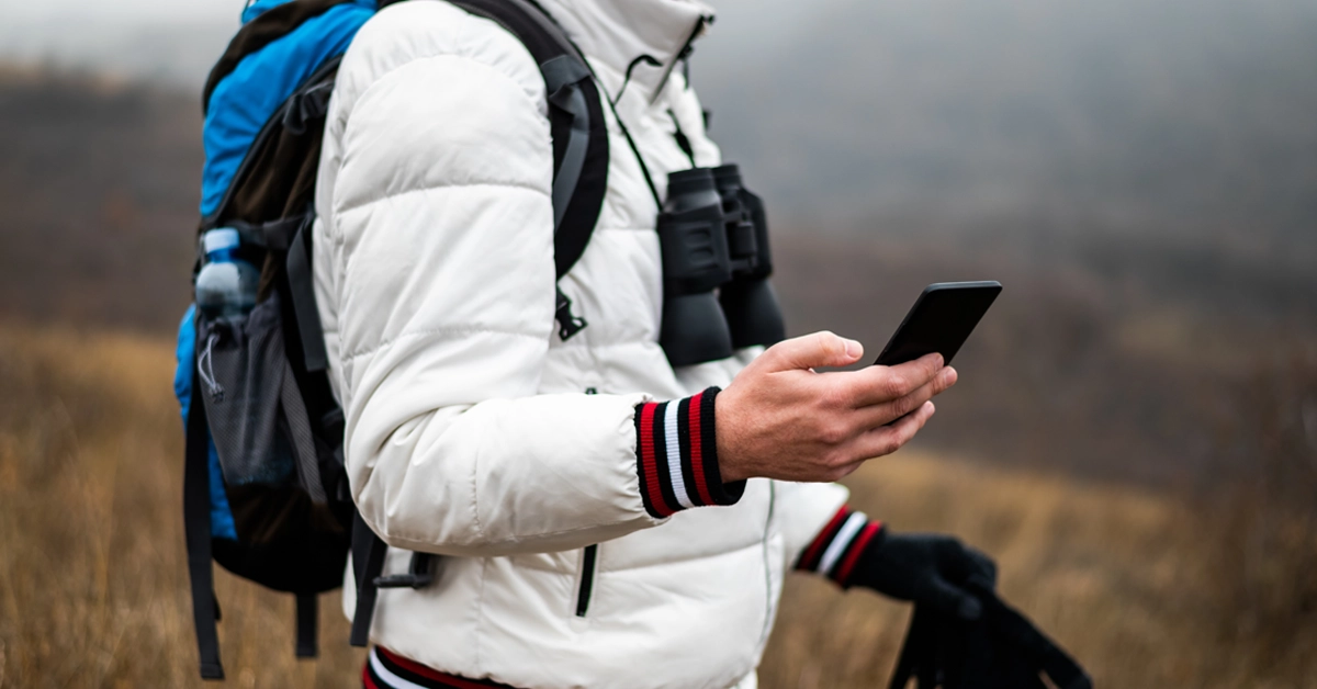 山の中でスマホを持っている画像