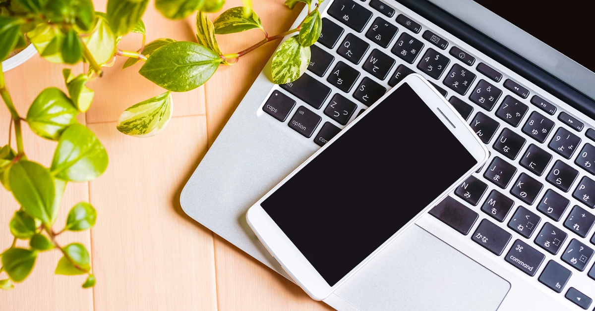 PC上にスマホが置いてある画像