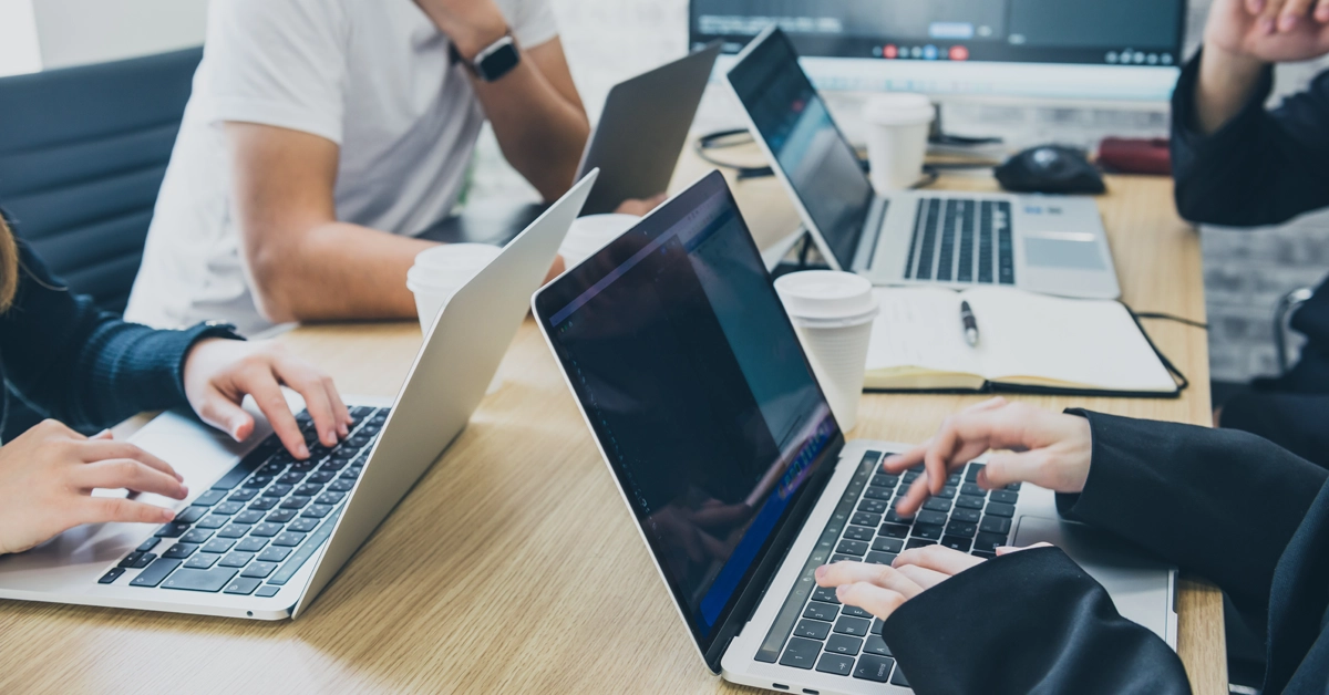 オフィスでweb会議をしている画像