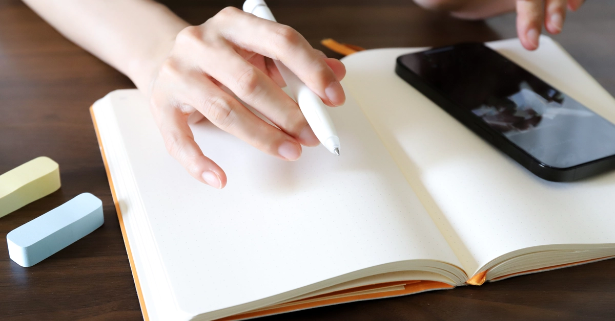 メモ帳とスマホの画像