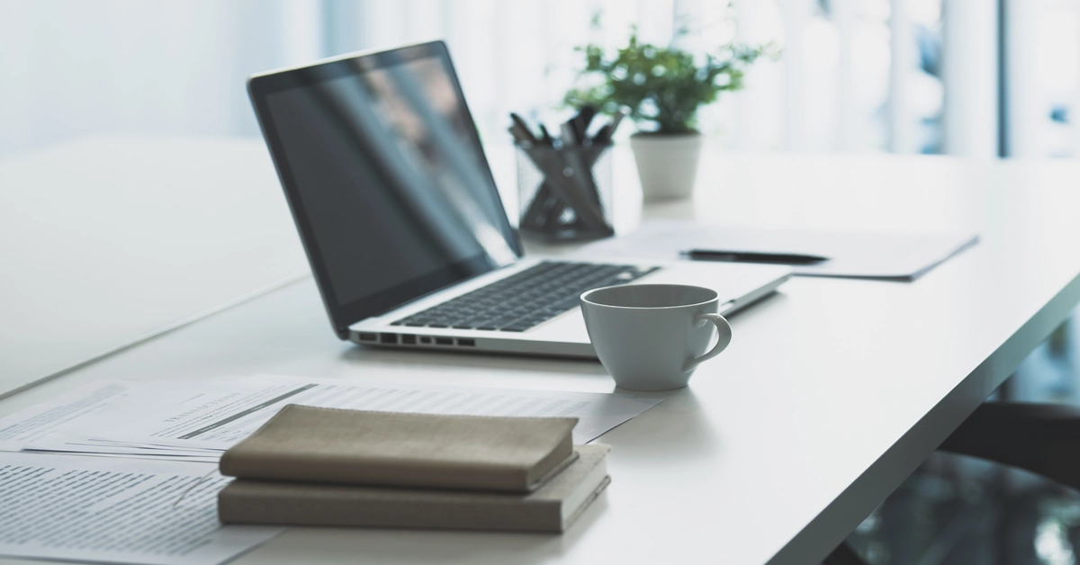 オフィスのデスク上の画像