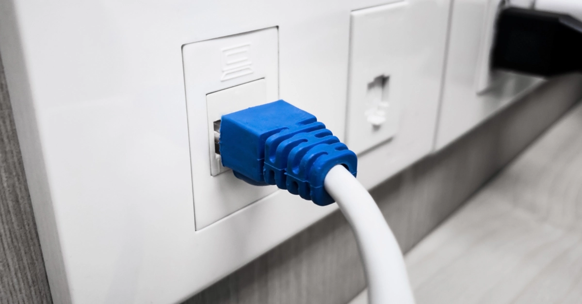 壁の回線穴とケーブルの画像