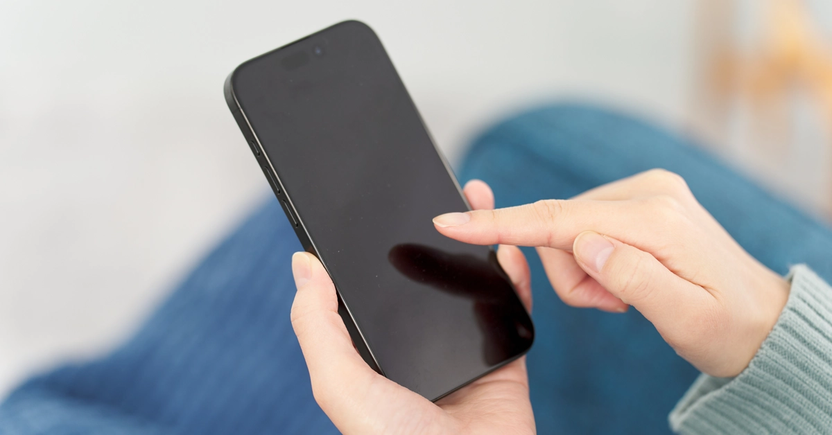 スマホで連絡しようとしている画像