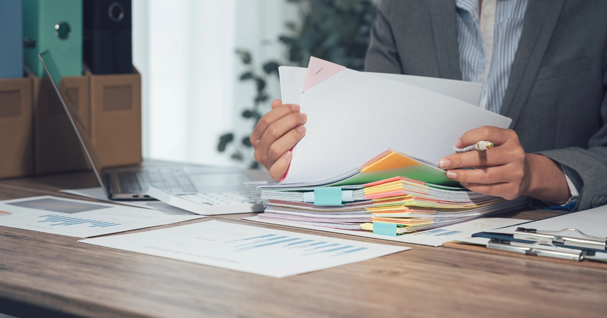 オフィスの机に書類が置いてある画像