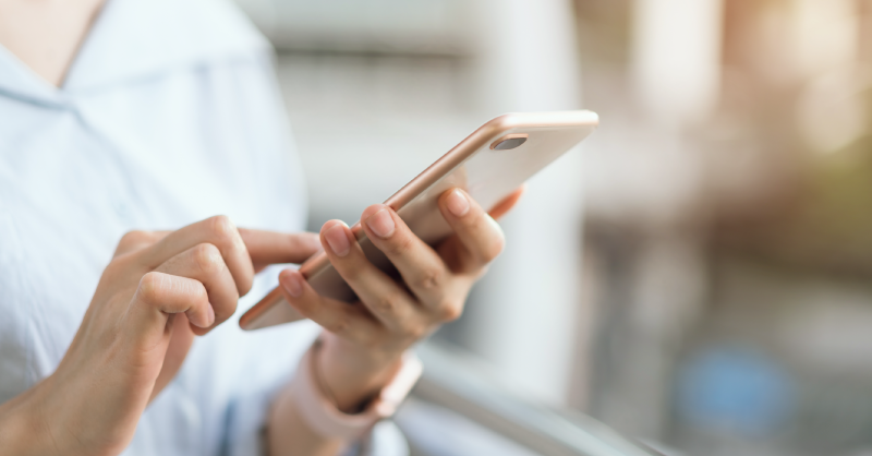 スマートフォンを持つ人の手元の画像