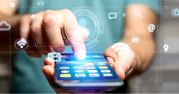 スマートフォンを操作する画像
