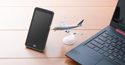 街中で社用スマートフォンを手に通話するビジネスパーソン